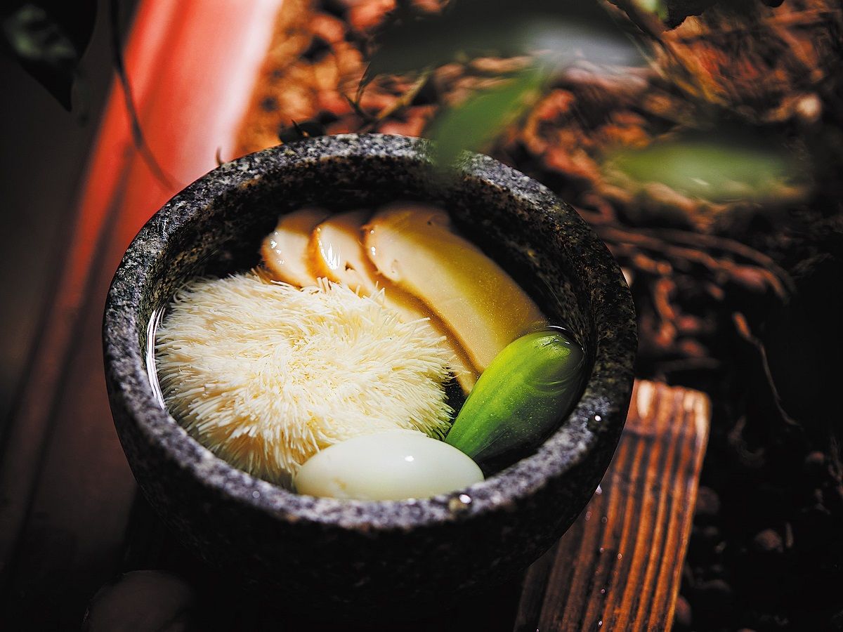 La sopa de tofu con forma de crisantemo exhibe las habilidades de corte necesarias para la cocina de Huaiyang. PARA USO DE CHINA DAILY