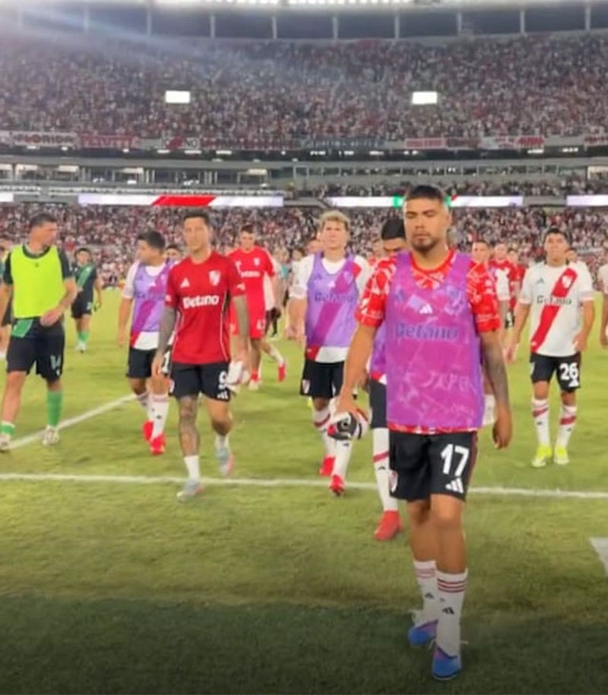 Paulo D&iacute;az encabeza la retirada de River con cara de pocos amigos.