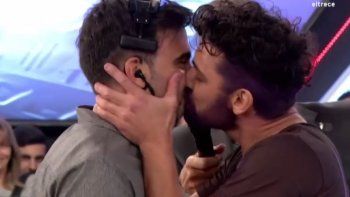 Brilló en la pista del Bailando y le estampó un beso en la boca a Fede Hoppe