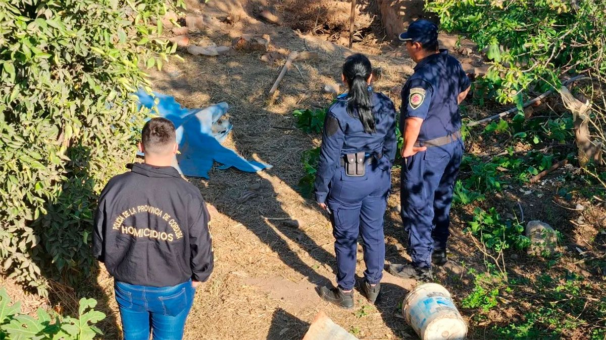 Las dos mujeres asesinadas fueron encontradas dentro de un pozo en el barrio Autódromo. Estaban 52 metros de profundidad. (El Doce TV).