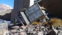 Chocaron dos camiones y murió uno de los choferes al desbarrancar en la ruta 7