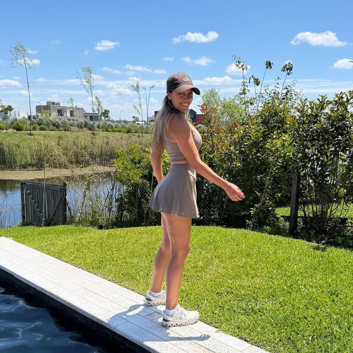 Floppy Tesouro se suma al empolvado furor en clave mini ultra XS al ras y paraliza la primavera. Floppy Tesouro se suma al empolvado furor en clave mini ultra XS al ras y paraliza la primavera.