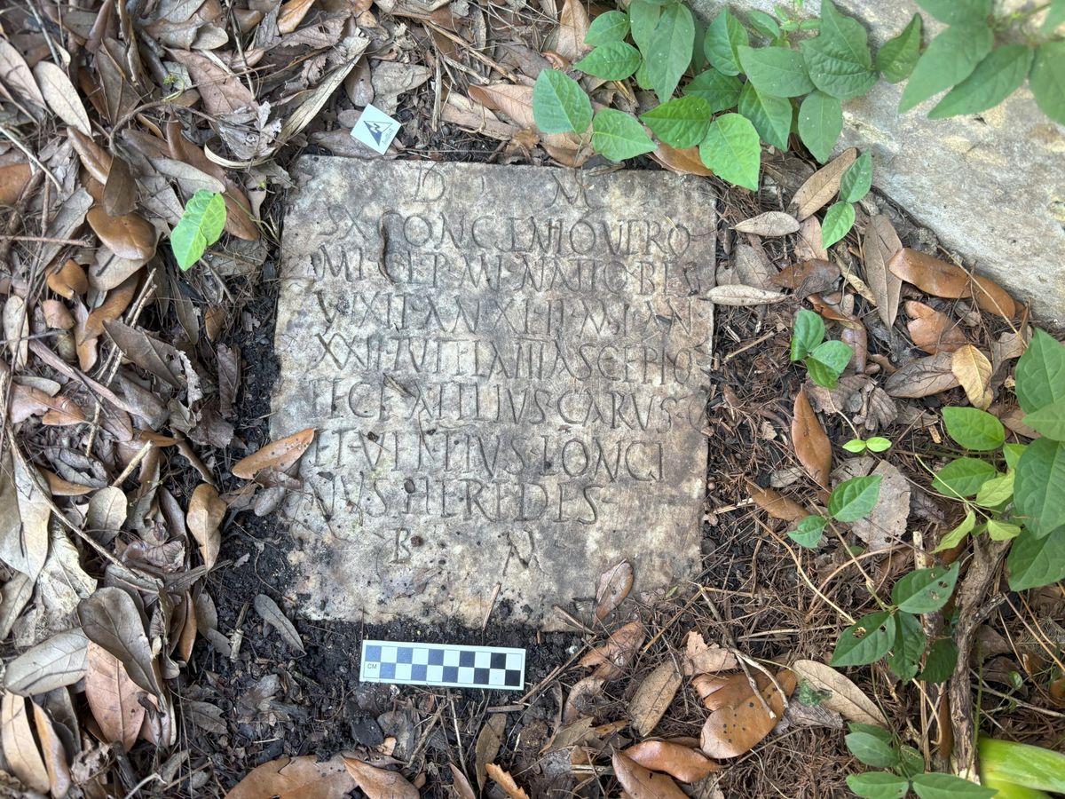 La lápida que viajó miles de kilómetros hasta llegar a Estados Unidos. La lápida que viajó miles de kilómetros hasta llegar a Estados Unidos.