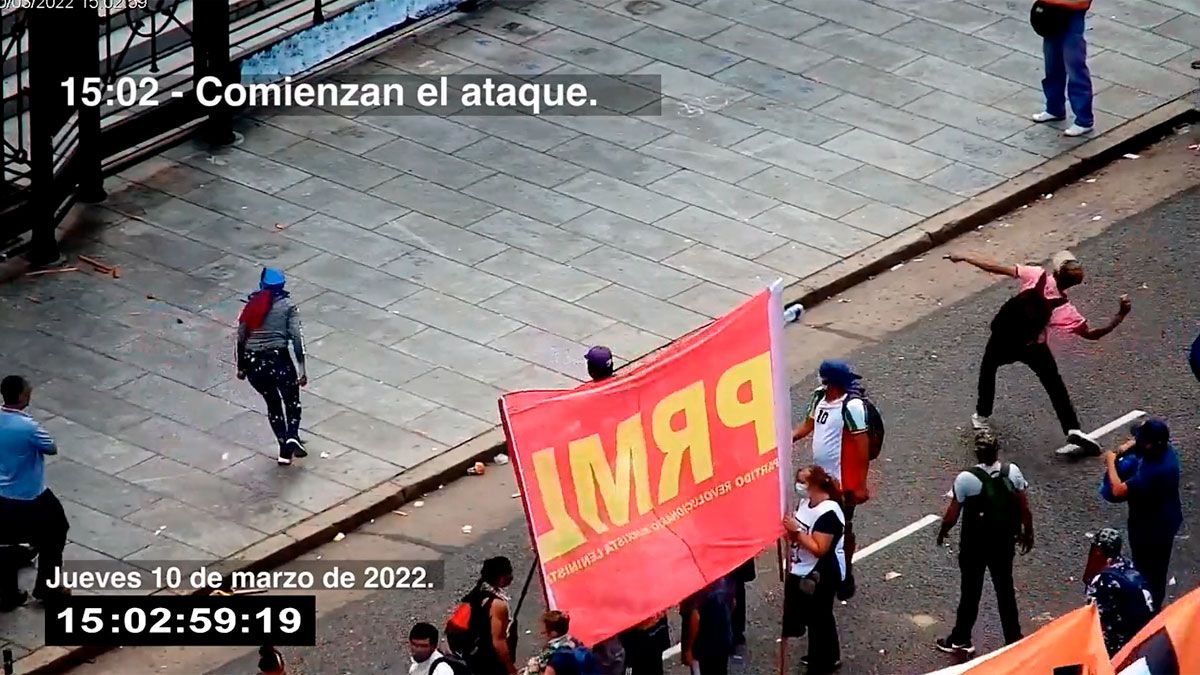 Cristina Kirchner publicó en su cuenta de Twitter las imágenes del atentado a su despacho desde afuera.