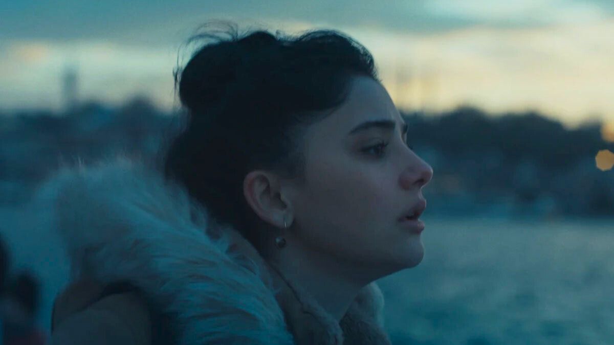 La actriz Helin Kandemir interpreta a Zehra en la serie de Netflix.