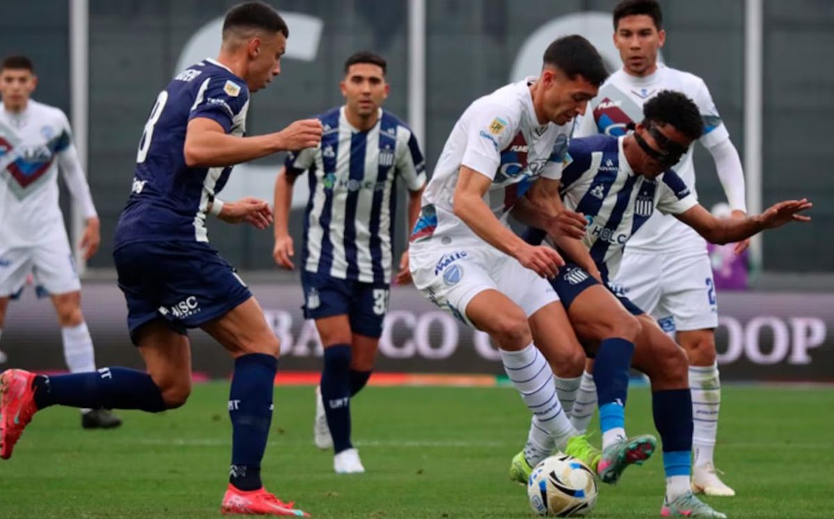 El Tomba jugó 45 minutos con un jugador de más.