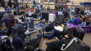 Mendocinos varados por los vuelos cancelados tras el toque de queda en Chile
