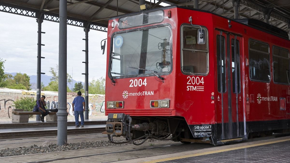 Mendoza busca acelerar el ritmo de las obras del Metrotranvía con un crédito del Banco Nación.