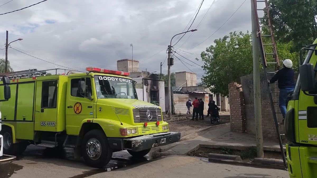 Luego de apagar el fuego, la Municipalidad de Godoy Cruz colaboró con las víctimas para que dejaran la casa y evitar otro enfrentamiento.