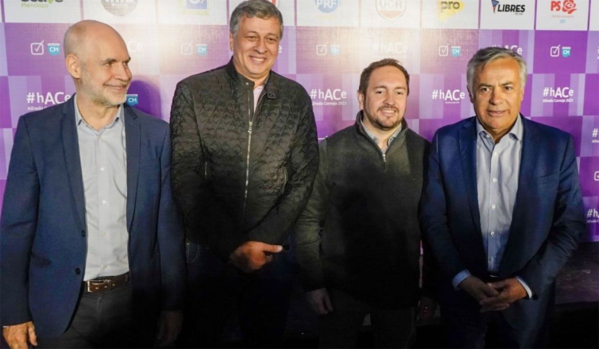 ¿La cara de Cornejo lo decía todo? Esta foto de Larreta, Orozco, Bustos y el precandidato a gobernador de Cambia Mendoza fue hace solo una semana.