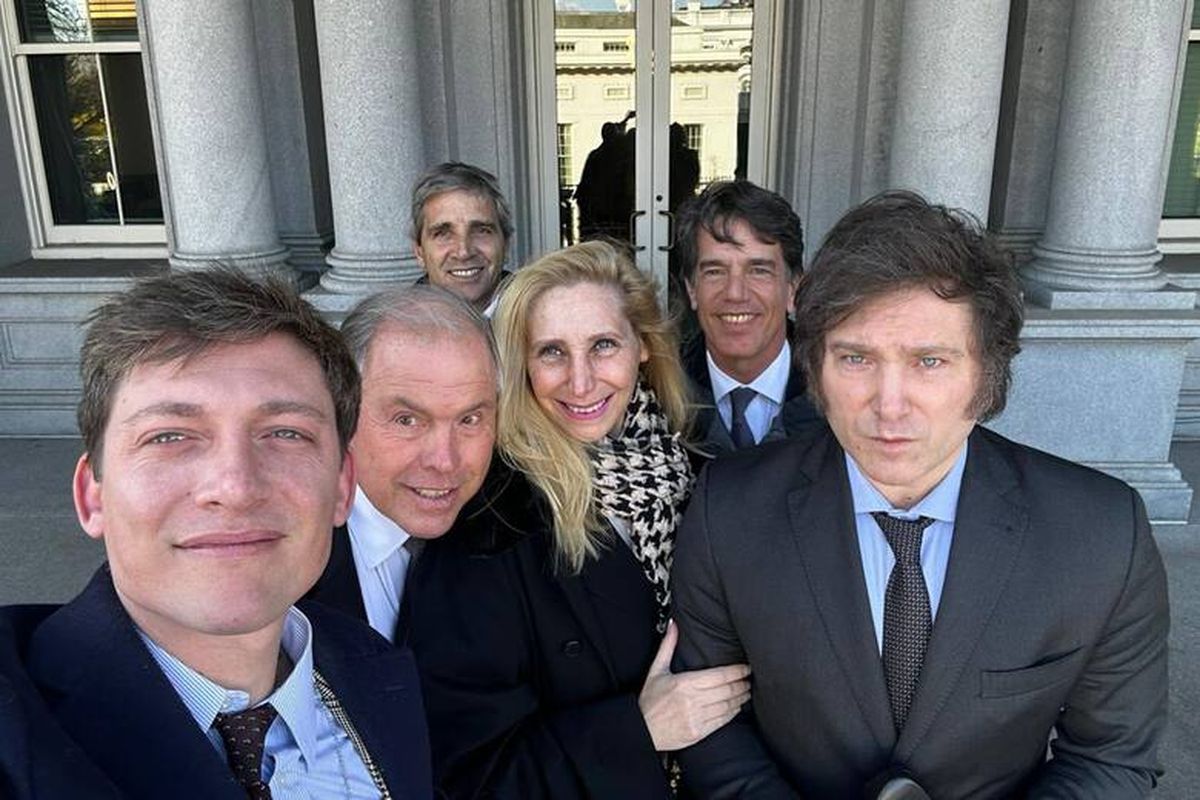 Gerardo Werthein junto a parte de la mesa ejecutiva del Gobierno a fines del año pasado al viajar a Washington.