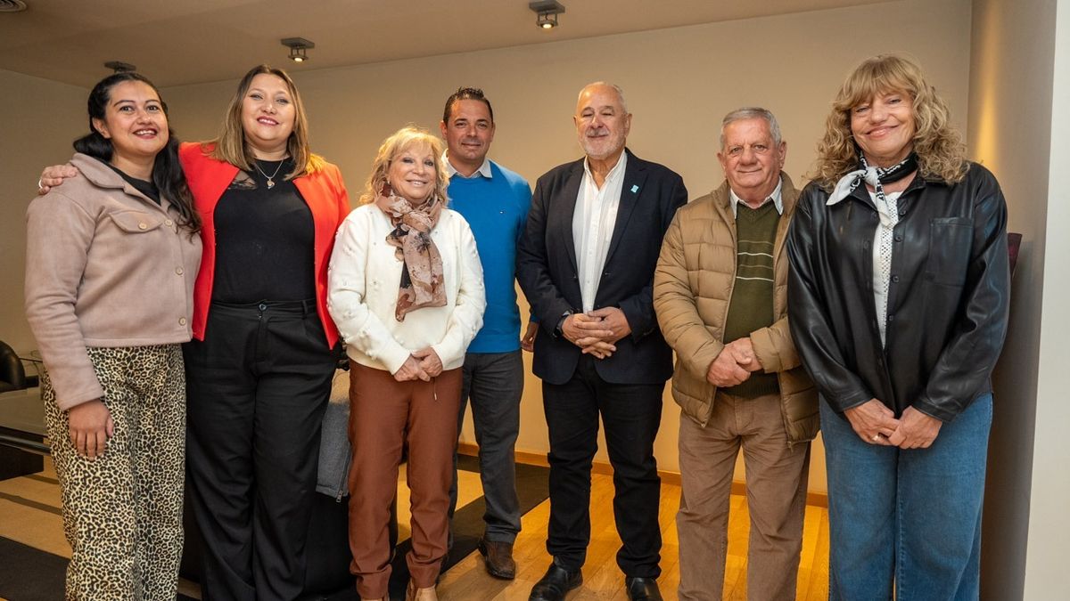 Yamila Hacha, directora de Adultos Mayores de San Carlos; Erica Gómez parte del equipo de Fundación Grupo América; Elizabeth "Cuqui" Martinez, Margarita Viel, apoderada de Fundación Grupo América, Daniel Rizzanti, coordinador del centro recreativo Maria Luisa Idelfonsi de Vila; Mariano Ottaviani, secretario de gobierno de San Carlos y el intendente de San Carlos, Alejandro Morillas. Foto: Axel Lloret/ Diario UNO. Yamila Hacha, directora de Adultos Mayores de San Carlos; Erica Gómez parte del equipo de Fundación Grupo América; Elizabeth "Cuqui" Martinez, Margarita Viel, apoderada de Fundación Grupo América, Daniel Rizzanti, coordinador del centro recreativo Maria Luisa Idelfonsi de Vila; Mariano Ottaviani, secretario de gobierno de San Carlos y el intendente de San Carlos, Alejandro Morillas. Foto: Axel Lloret/ Diario UNO.