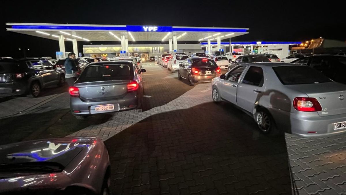 Las largas filas de vehículos que cargaron combustible a primera hora en las estaciones cordilleranas. Foto: Osvaldo Valle. Las largas filas de vehículos que cargaron combustible a primera hora en las estaciones cordilleranas. Foto: Osvaldo Valle.
