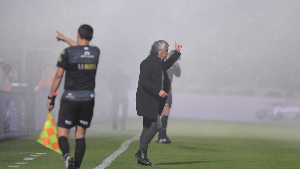 Gorosito en medio del humo de los gases cuando Gimnasia La Plata y Boca aún estaban en la cancha