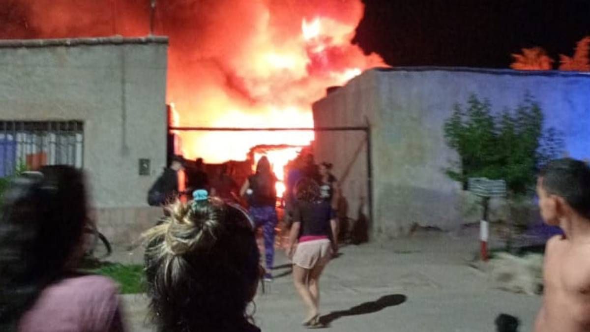 El incendio en Maipú terminó con 4 viviendas precarias. No hubo heridos.