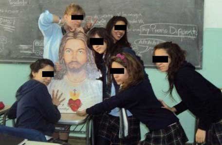 Escándalo en La Rioja por quinceañeras que se sacaron fotos provocativas en un colegio religioso