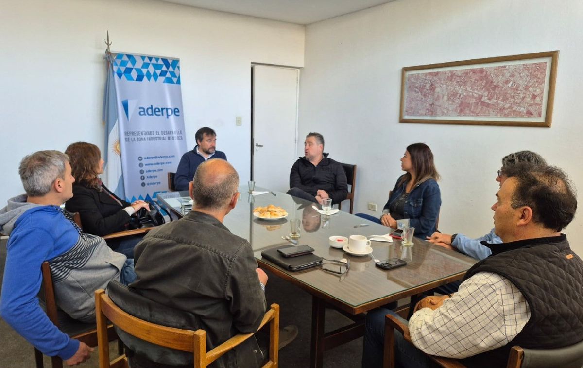 Aderpe fue anfitrionas de la reunión con autoridades municipales y de Tránsito para buscar soluciones a los problemas del carril Rodríguez Peña Aderpe fue anfitrionas de la reunión con autoridades municipales y de Tránsito para buscar soluciones a los problemas del carril Rodríguez Peña