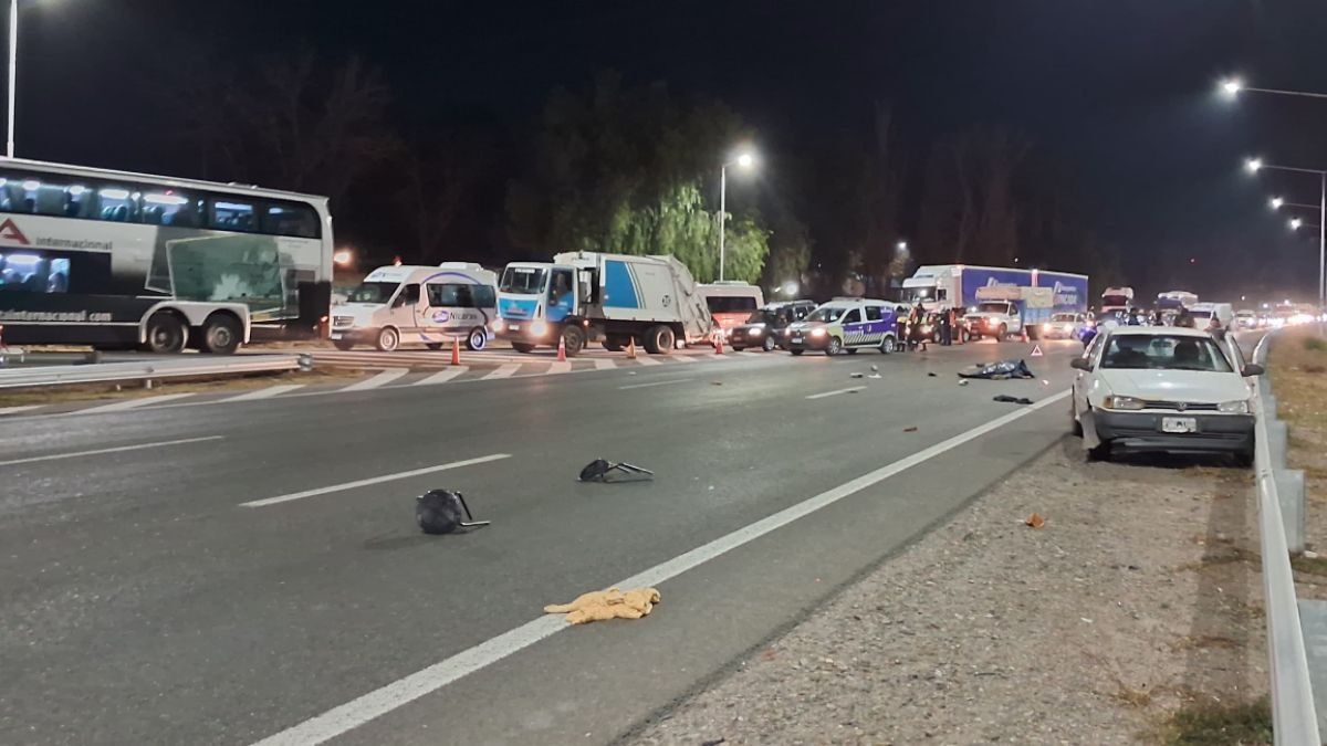 Desvío del tránsito por el accidente fatal en el Acceso Sur, en Guaymallén. Desvío del tránsito por el accidente fatal en el Acceso Sur, en Guaymallén.