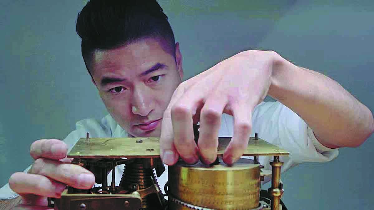 El restaurador de relojes Qi Haonan repara un reloj antiguo en el Museo del Palacio deBeijing, que cuenta con aproximadamente 1.500 de estos tesoros reales. PARA USO DE CHINA DAILY