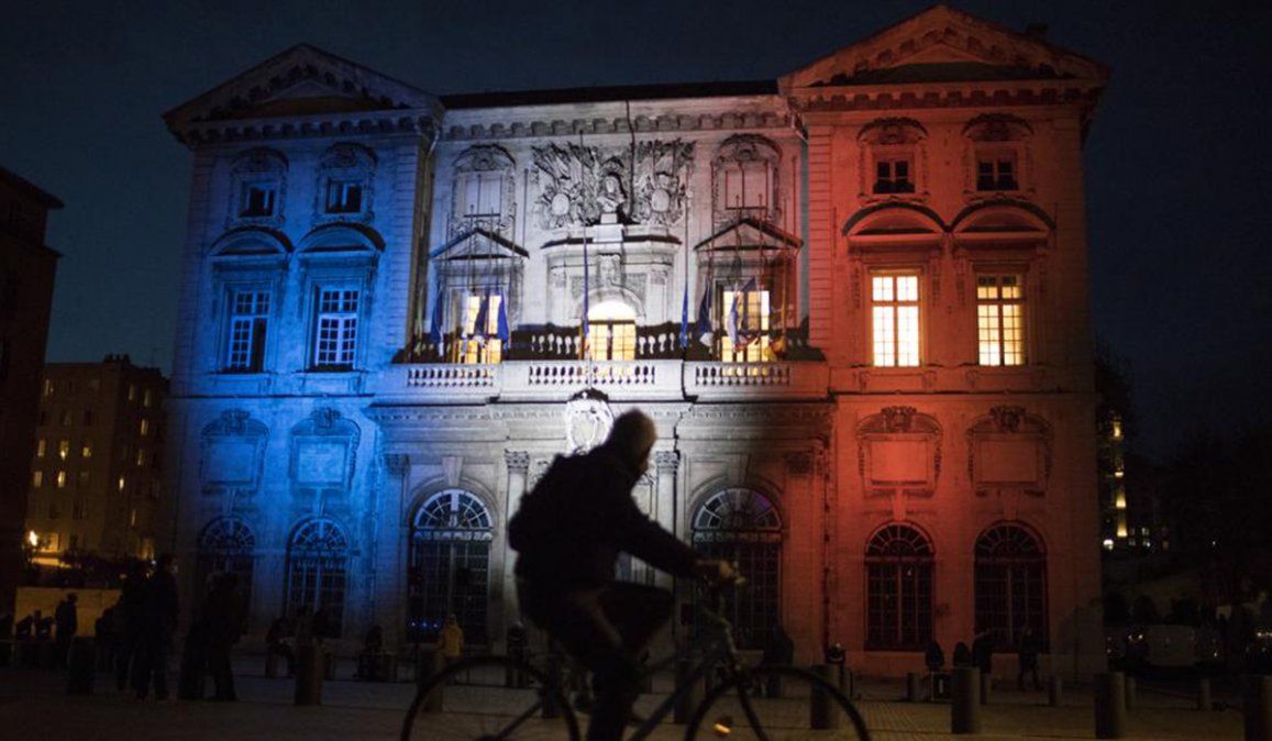 En Francia, a partir de este sábado, el toque de queda de 21 a 6 se etenderá a otros departamentos del país y afectará a 46 millones de habitantes