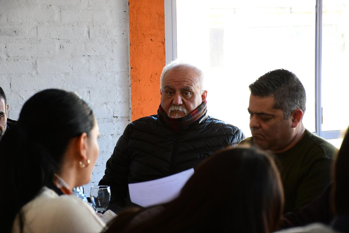 Fredy Funes, conocido dirigente de fútbol del club Rodeo del Medio, es también referente del Sindicato de Obreros y Empleados Municipales. Aquí, con Flor Destéfanis. Fredy Funes, conocido dirigente de fútbol del club Rodeo del Medio, es también referente del Sindicato de Obreros y Empleados Municipales. Aquí, con Flor Destéfanis.