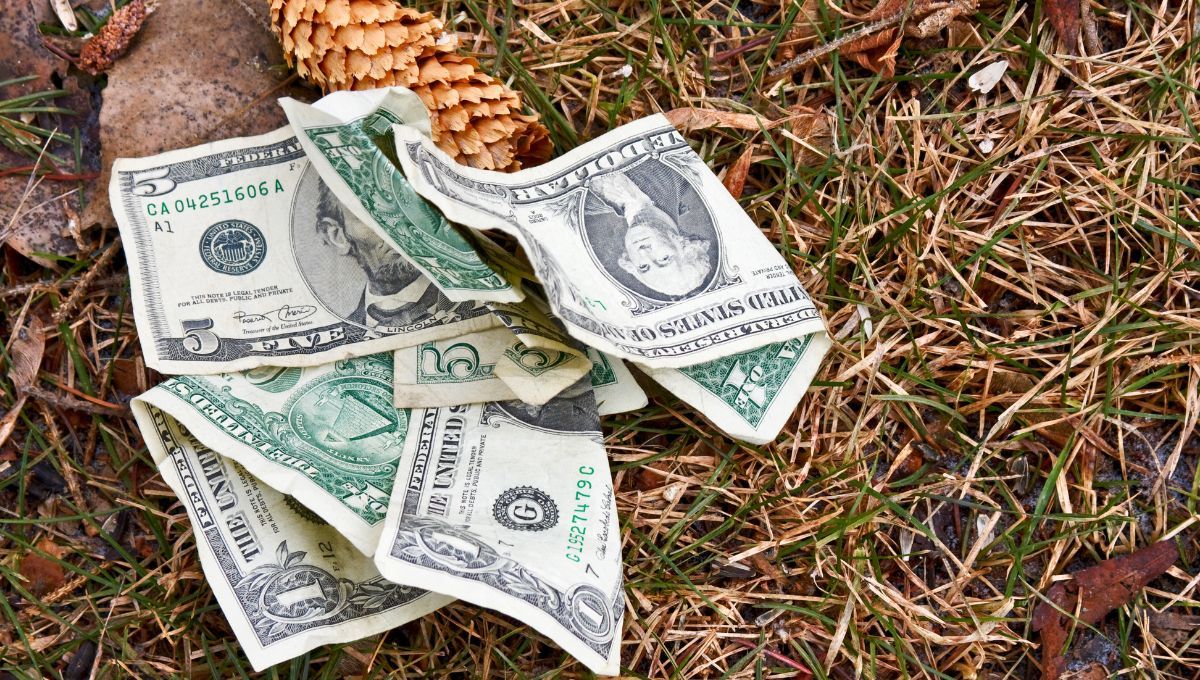 Dinero tirado en el piso Dinero tirado en el piso