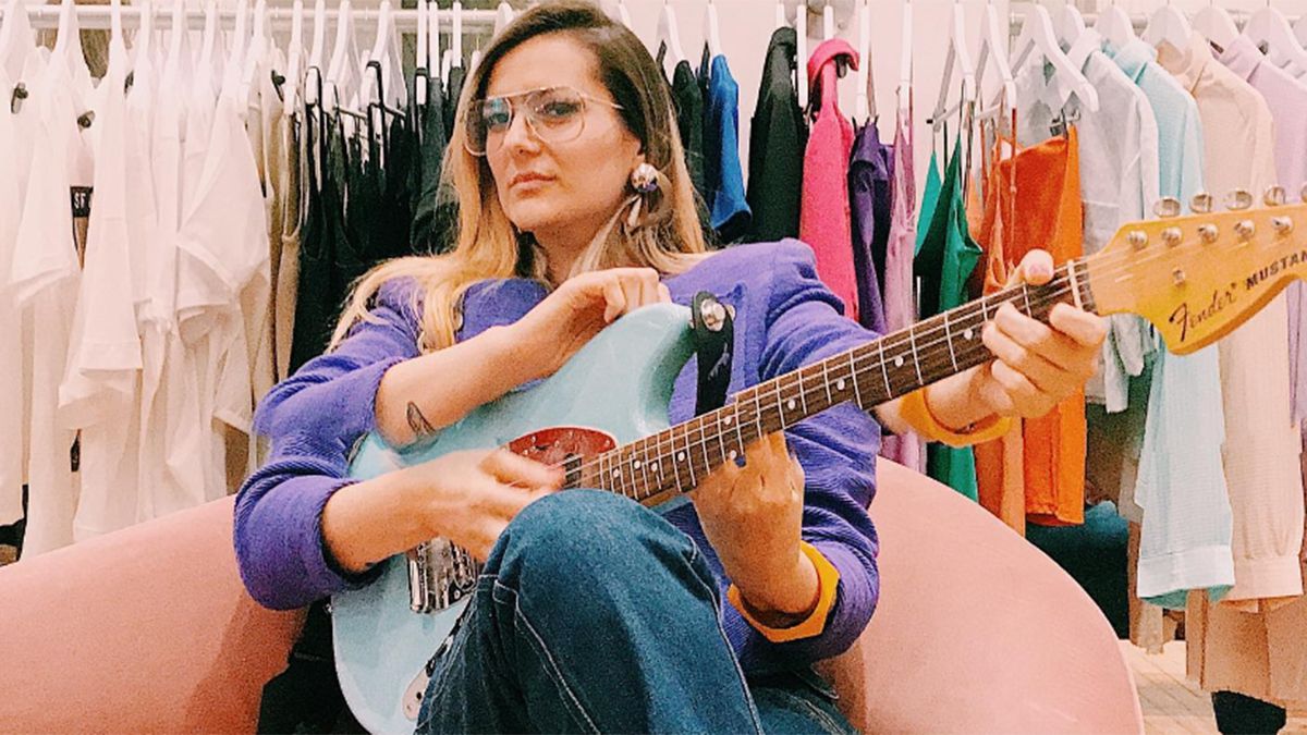 Mariana Päraway es compositora, cantante, multi -instrumentista y productora musical.