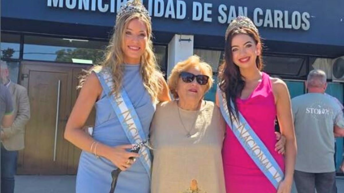 La mamá de Nuri junto a la reina de la Vendimia, Alejandrina Funes y la virreina, Sofía Perfumo, durante el homenaje. La mamá de Nuri junto a la reina de la Vendimia, Alejandrina Funes y la virreina, Sofía Perfumo, durante el homenaje.