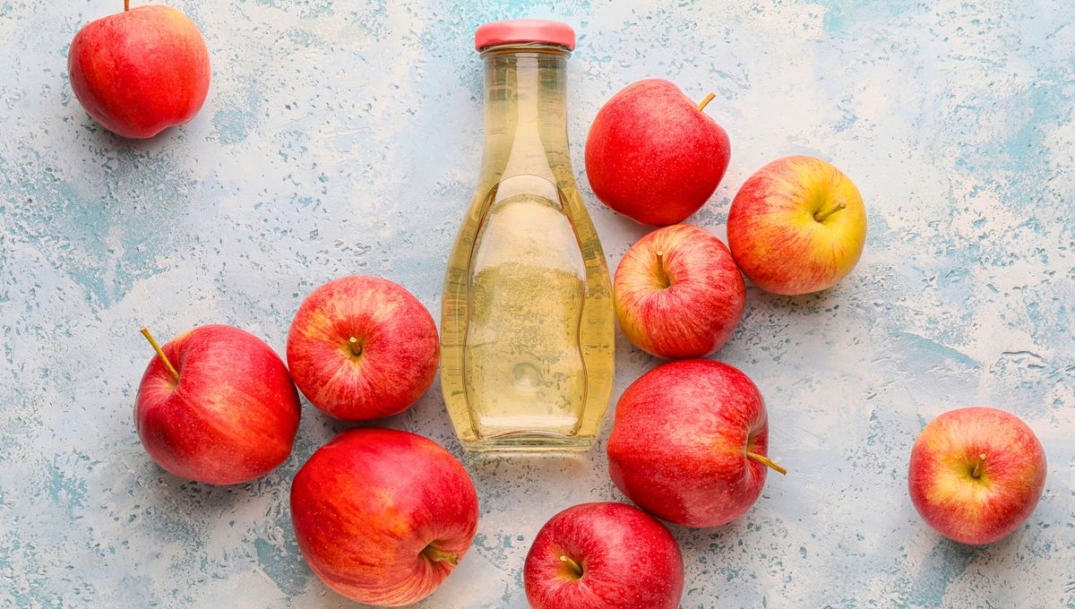Con un chorro de vinagre de manzana puedes solucionar muchos problemas de jardinería comunes.  Con un chorro de vinagre de manzana puedes solucionar muchos problemas de jardinería comunes. 