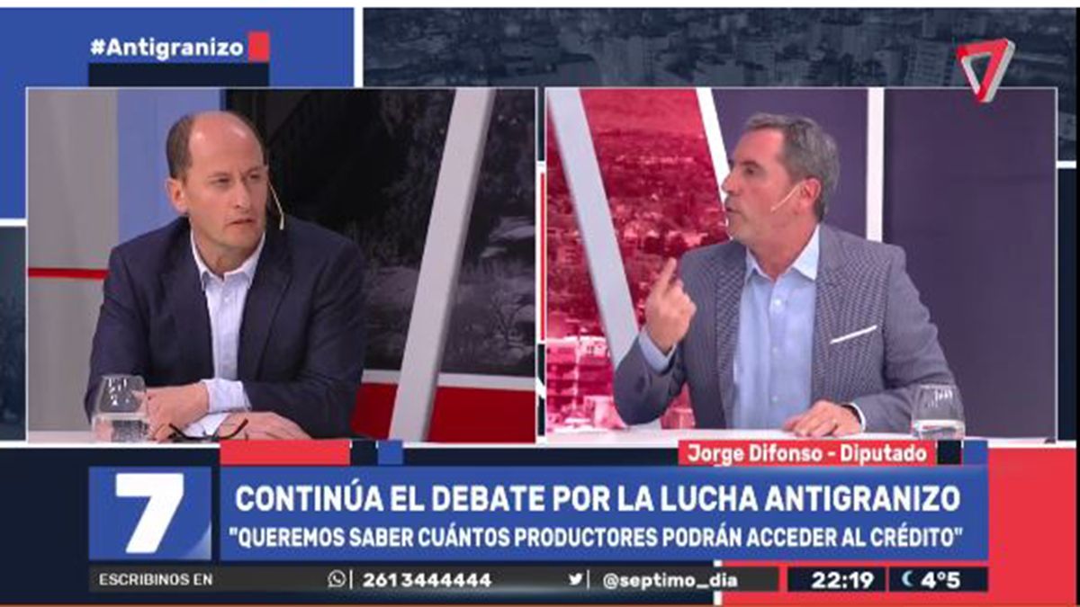 Los legisladores y ex intendentes valletanos Gustavo Soto y Jorge Difonso se cruzaron por la decisión de eliminar el combate aéreo de la lucha antigranizo. Los legisladores y ex intendentes valletanos Gustavo Soto y Jorge Difonso se cruzaron por la decisión de eliminar el combate aéreo de la lucha antigranizo.