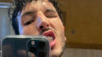 ¡Casi censurado! Sebastián Yatra posó desnudo en la ducha