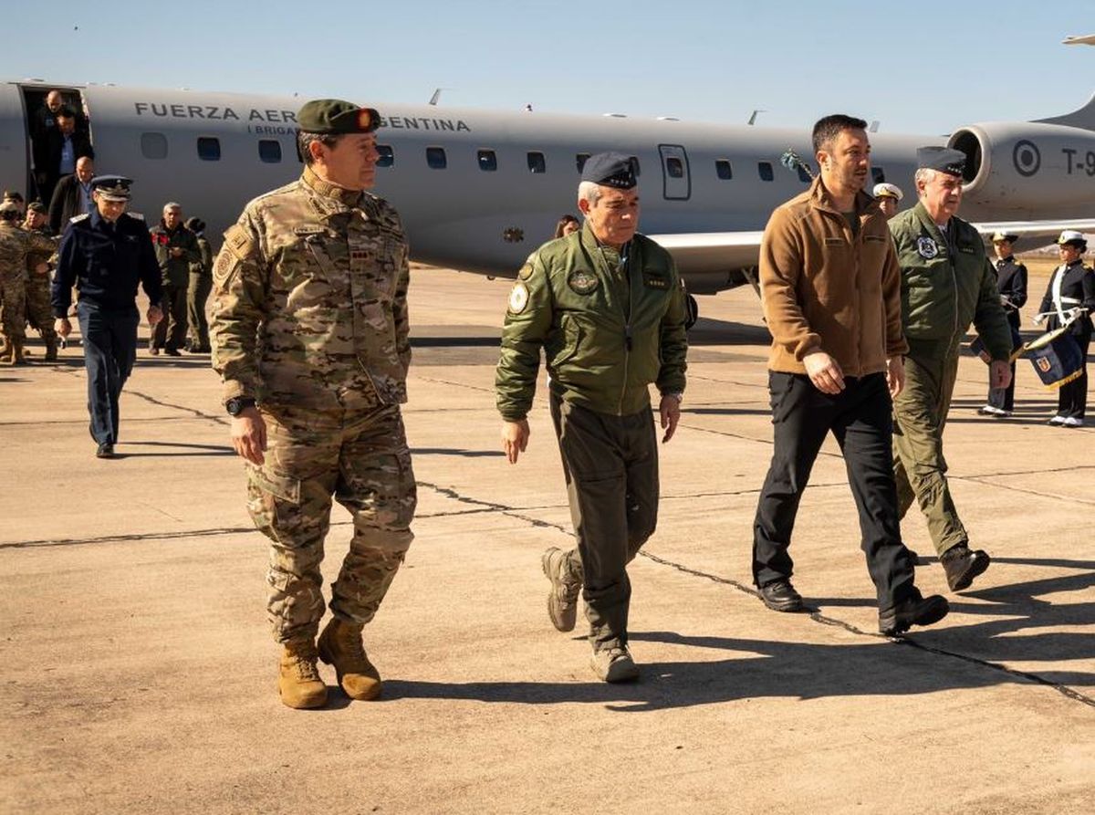 Luis Petri llega a la Base Aeronaval de Chubut.