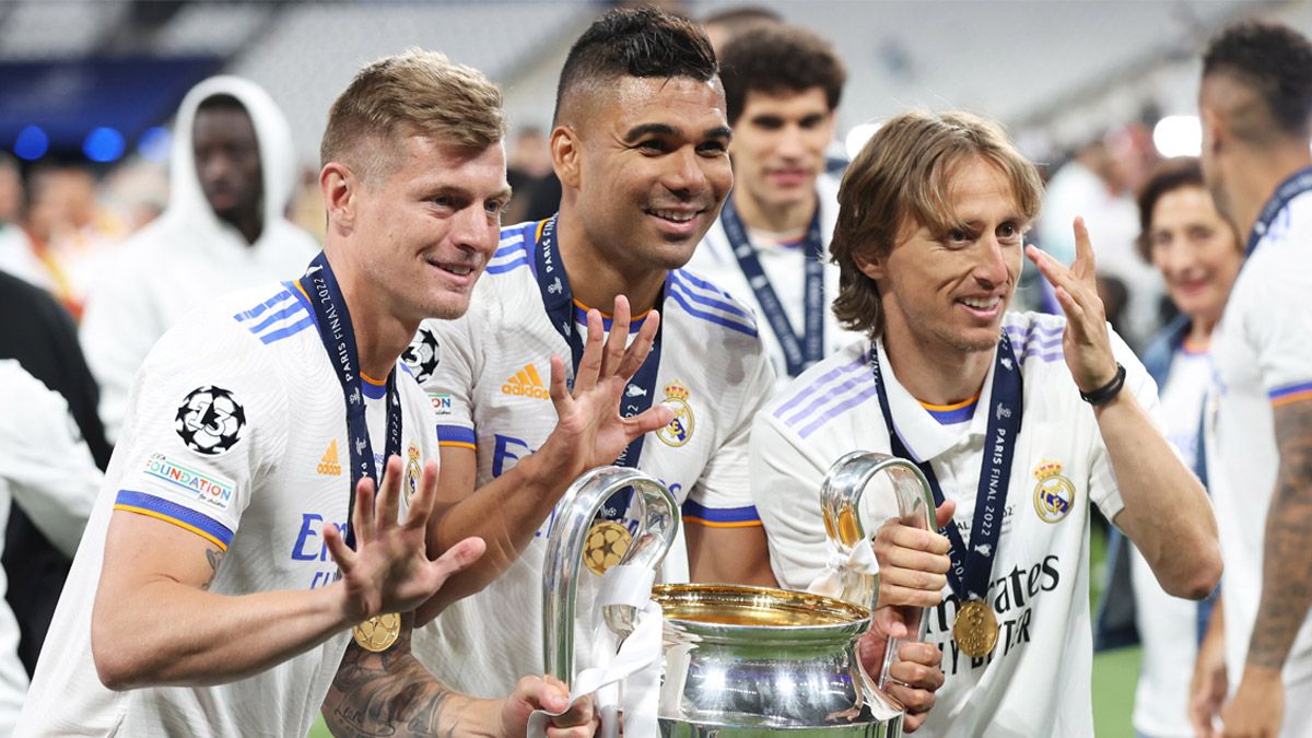 Los jugadores del Real Madrid posan orgullosos con la Orejona tras conquistar la 14ª Champions League.
