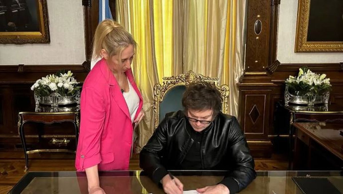 Karina Milei -conocida en LLA como "El jefe"- junto a su hermano, el Presidente. Karina Milei -conocida en LLA como "El jefe"- junto a su hermano, el Presidente.