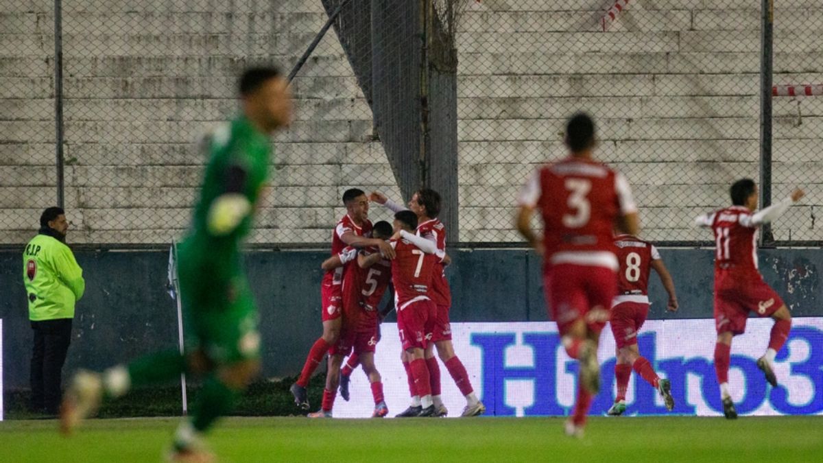 El juvenil Diogo Guzmán anotó el segundo gol de Talleres de Remedios Escalada y con esto selló su pase a los octavos de final de Copa Argentina y la eliminación del Racing Club de Gustavo Costas. El juvenil Diogo Guzmán anotó el segundo gol de Talleres de Remedios Escalada y con esto selló su pase a los octavos de final de Copa Argentina y la eliminación del Racing Club de Gustavo Costas.
