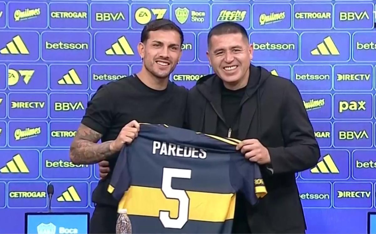 El futbolista posó junto al máximo ídolo de la institución.