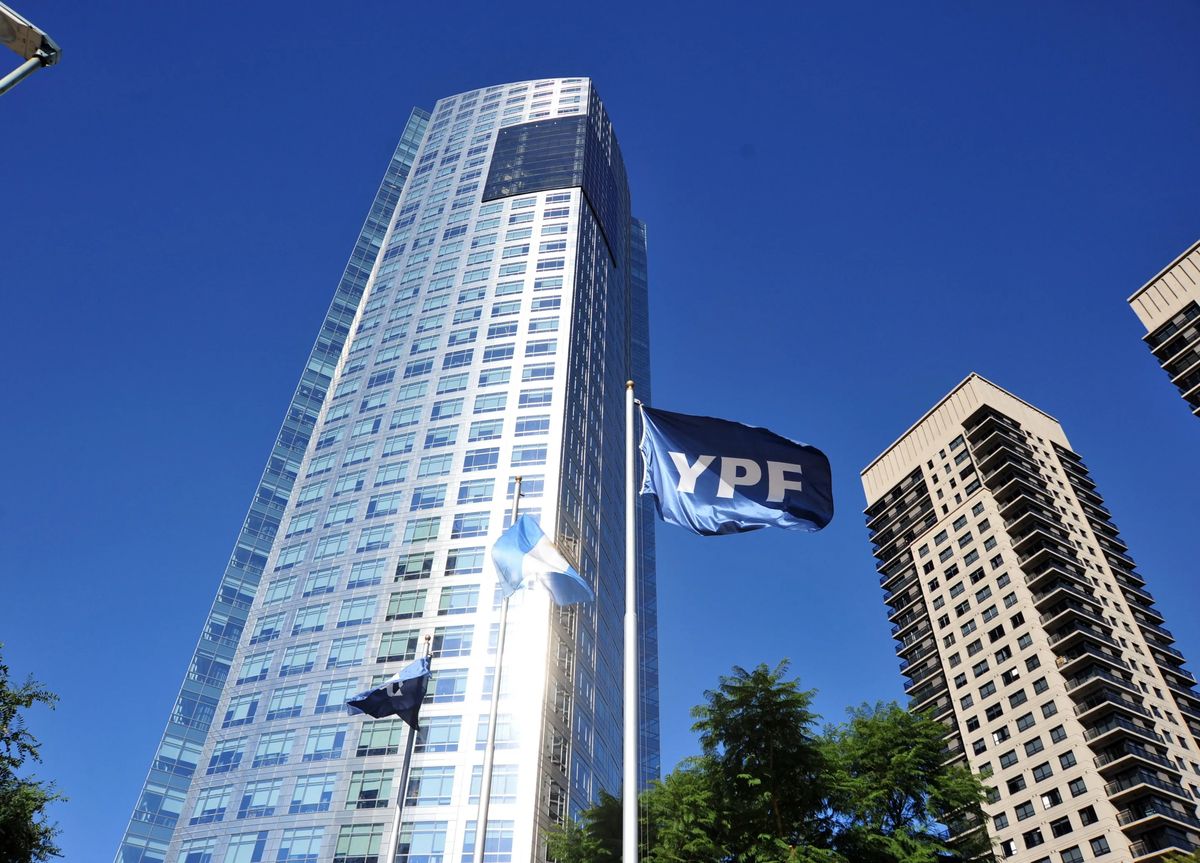 La petrolera estatal YPF podría perder su mayoría accionaria por un fallo en Estados Unidos.