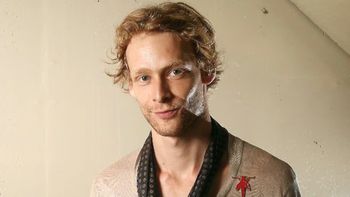 El actor de una serie que en la vida real cometió el crimen de una anciana pero murió en el ataque El actor de una serie que en la vida real cometió el crimen de una anciana pero murió en el ataque