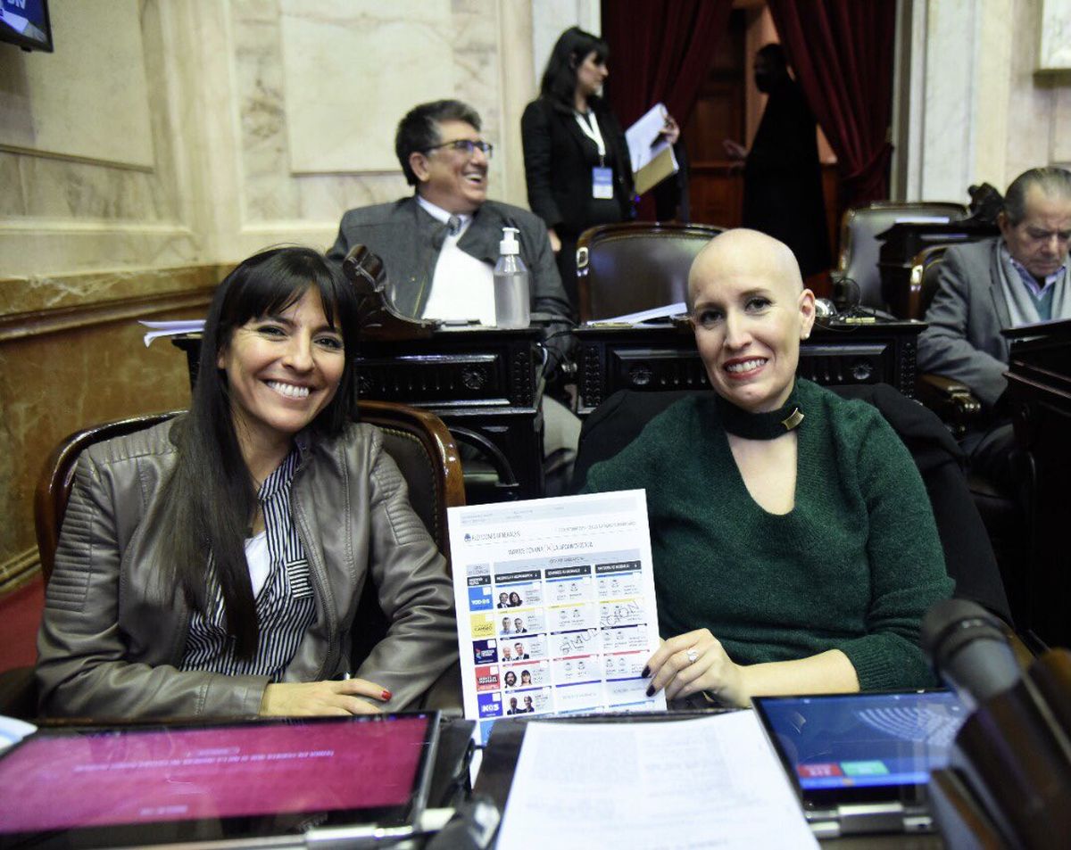 Jimena Latorre y Pamela Verasay, en medio del debate por boleta única. Latorre decidió raparse para afrontar su tratamiento de quimioterapia.