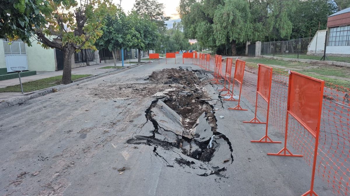 El pozo en calle Alsina, del barrio San Eduardo, en Maipú, sorprendió a los vecinos luego que un camión quedara allí incrustado. El pozo en calle Alsina, del barrio San Eduardo, en Maipú, sorprendió a los vecinos luego que un camión quedara allí incrustado.