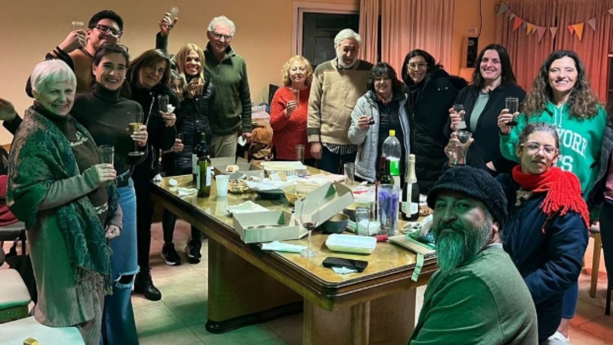 Fabián Almonacid (abajo, con barba y gorra) junto a uno de sus grupos de Abrapalabra, su espacio de talleres literarios. Fabián Almonacid (abajo, con barba y gorra) junto a uno de sus grupos de Abrapalabra, su espacio de talleres literarios.