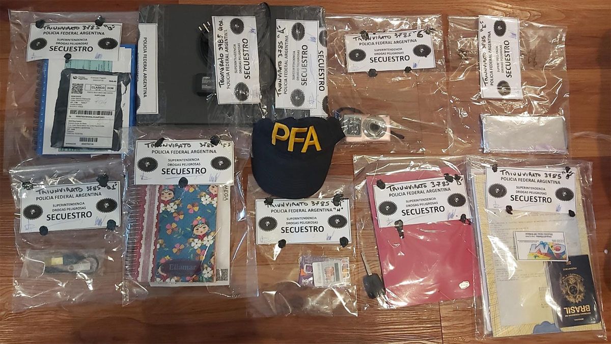 Parte de elementos secuestrados importantes para la causa de la banda narcocriminal Comando Vermelho. Parte de elementos secuestrados importantes para la causa de la banda narcocriminal Comando Vermelho.