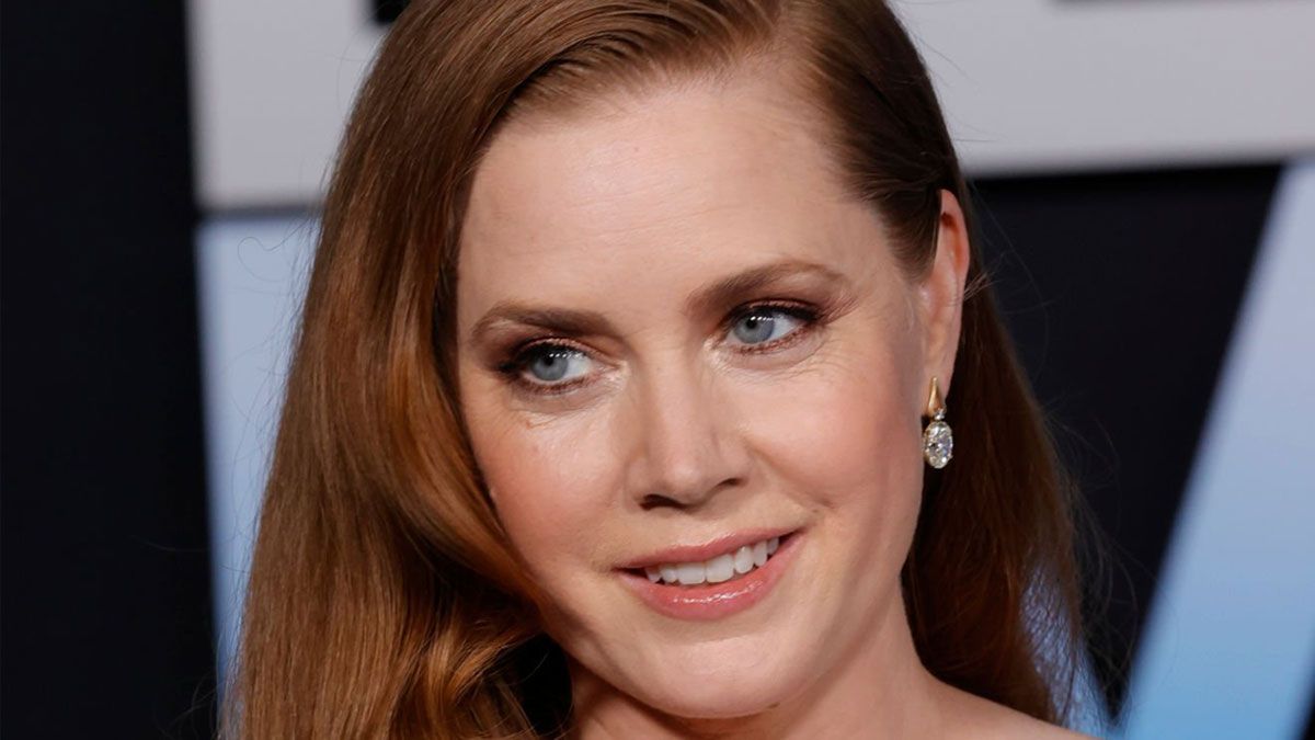 La actriz Amy Adams interpreta a Anna Fox en la película de suspenso de Netflix.