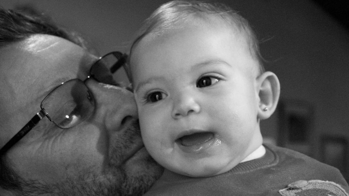 Una bebé sana y hermosa. Aquí, junto a su abuelo. Una bebé sana y hermosa. Aquí, junto a su abuelo.