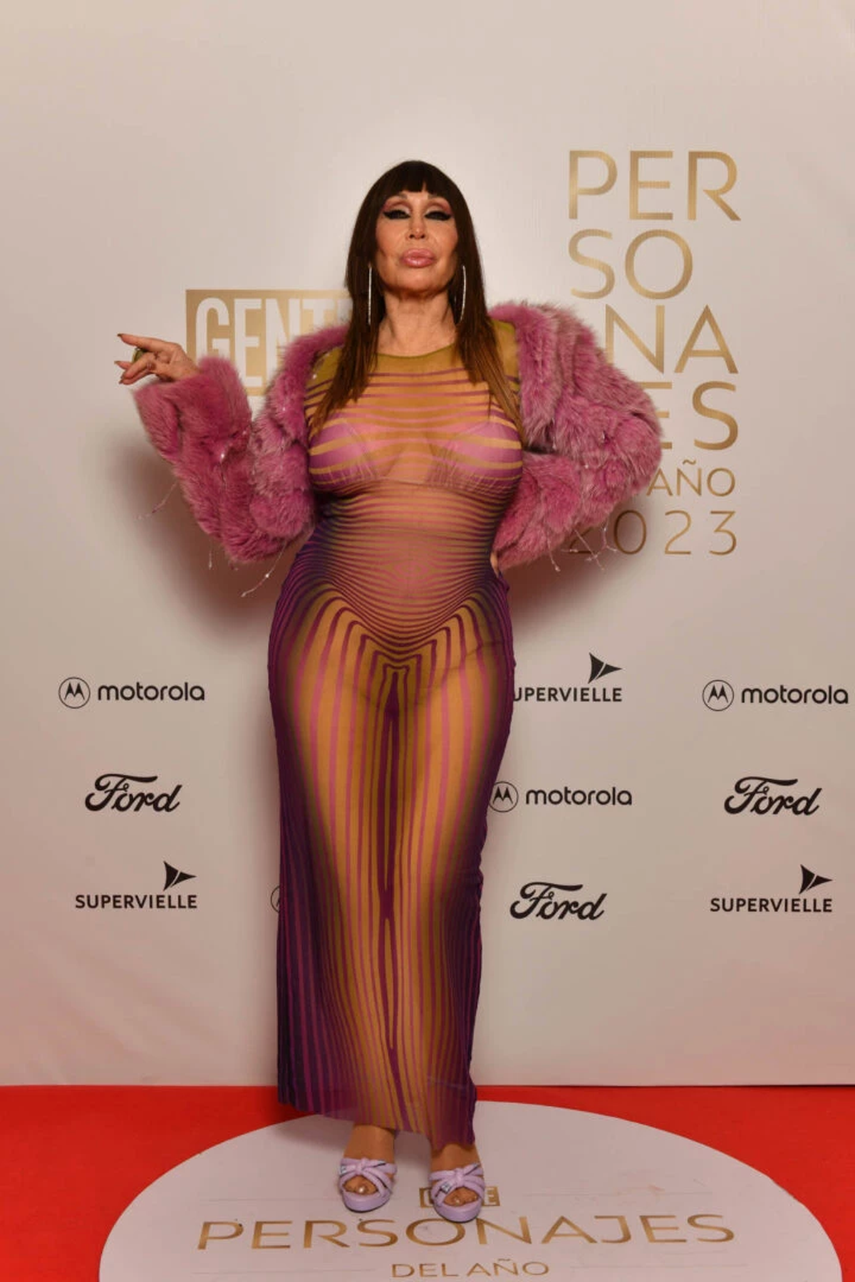 A sus 77, Moria Casán le copia a Ester Expósito su vestido de ultra transparencias más audaz. A sus 77, Moria Casán le copia a Ester Expósito su vestido de ultra transparencias más audaz.