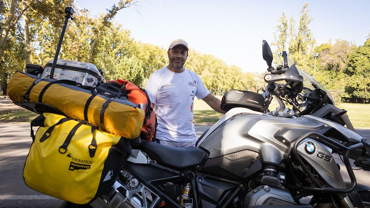 Llevo alforjas en la moto con todo lo necesario para acampar, arreglar la moto y vivir. Llevo alforjas en la moto con todo lo necesario para acampar, arreglar la moto y vivir.