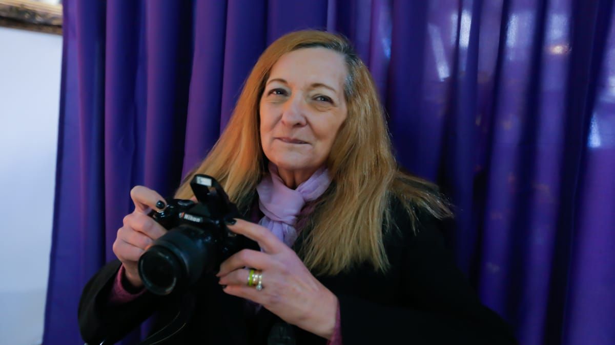 Olga Oca está preparando a una amiga para continúe en el local más adelante. Según aseguró, la foto carnet no dejará de existir. Olga Oca está preparando a una amiga para continúe en el local más adelante. Según aseguró, la foto carnet no dejará de existir.