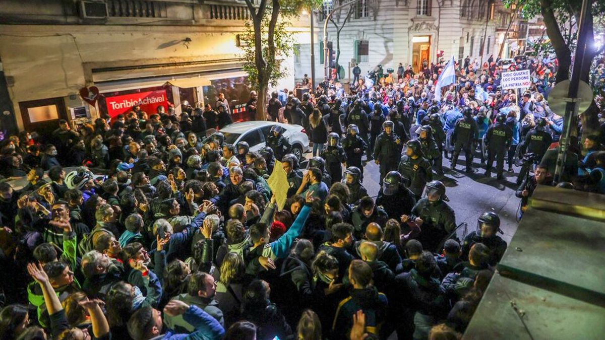 Fuerte tensión e incidentes hubo en Recoleta. Foto publicada por Página 12.