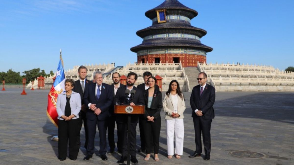 El presidente chileno Gabriel Boric y sus ministros realizan declaraciones oficiales durante su visita a Beijing en octubre de 2023. Los dos gobiernos firmaron 13 acuerdos bilaterales, incluidos compromisos en materia de energía verde y un memorando de entendimiento sobre desarrollo sostenible (Imagen: Ministerio de Obras Públicas de Chile / Flickr, CC BY-NC-SA) El presidente chileno Gabriel Boric y sus ministros realizan declaraciones oficiales durante su visita a Beijing en octubre de 2023. Los dos gobiernos firmaron 13 acuerdos bilaterales, incluidos compromisos en materia de energía verde y un memorando de entendimiento sobre desarrollo sostenible (Imagen: Ministerio de Obras Públicas de Chile / Flickr, CC BY-NC-SA)