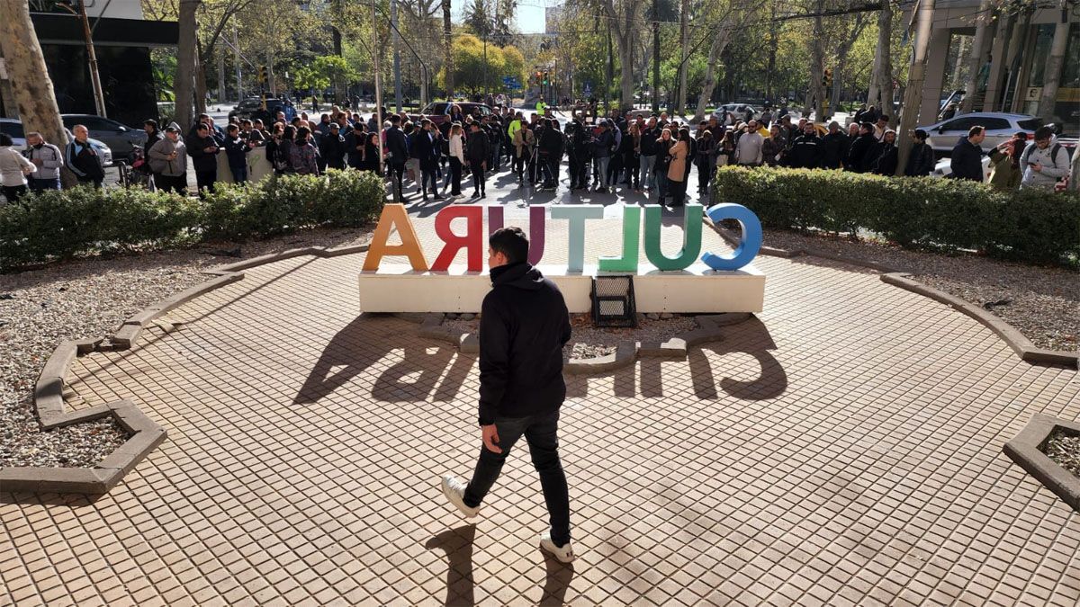 Cientos de personas esperan su turno para entrar al edificio de Cultura para despedir a Marciano Cantero, líder de los Enanitos Verdes.